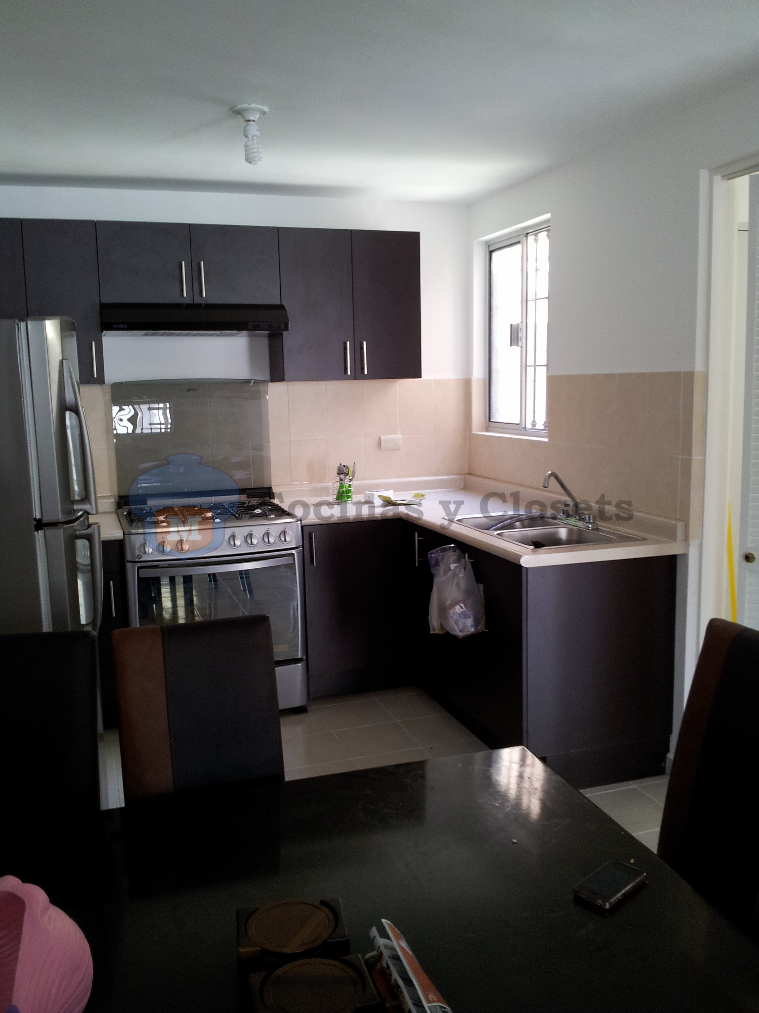Cocina en L con cubierta en Formica