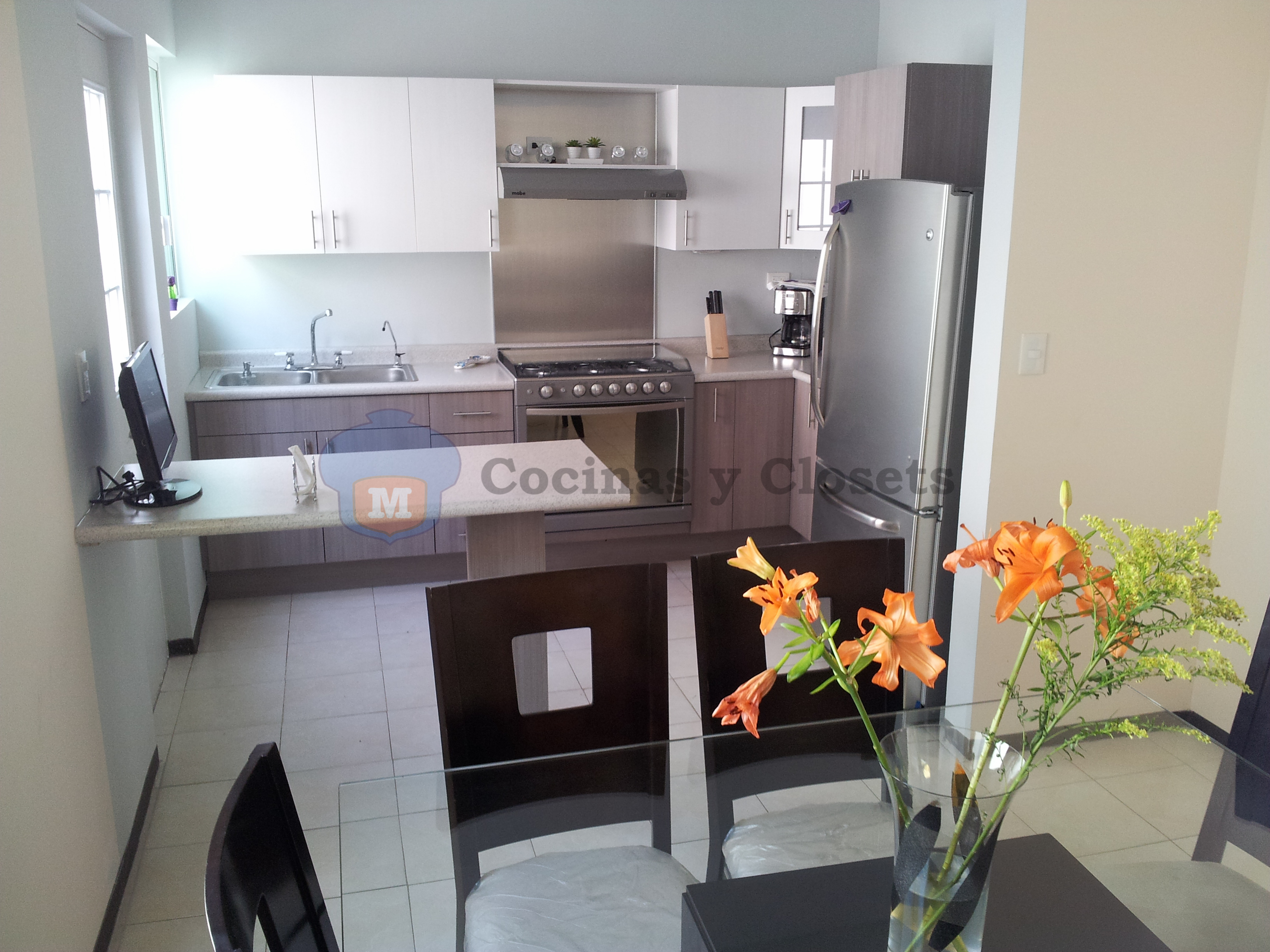 Cocina en L con cubierta Formica con barra