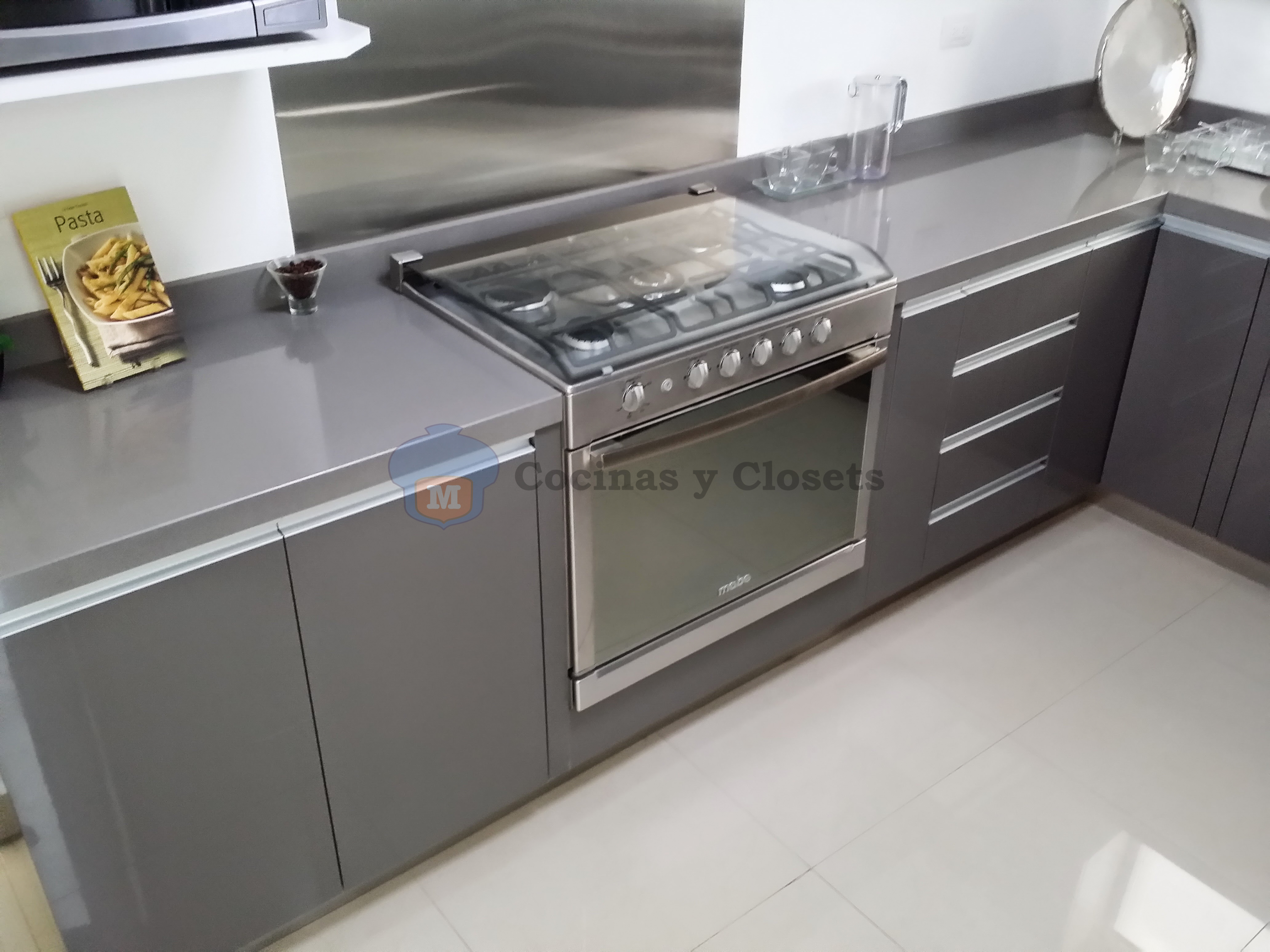 Cocina en L con cubierta Formica con barra — foto 3