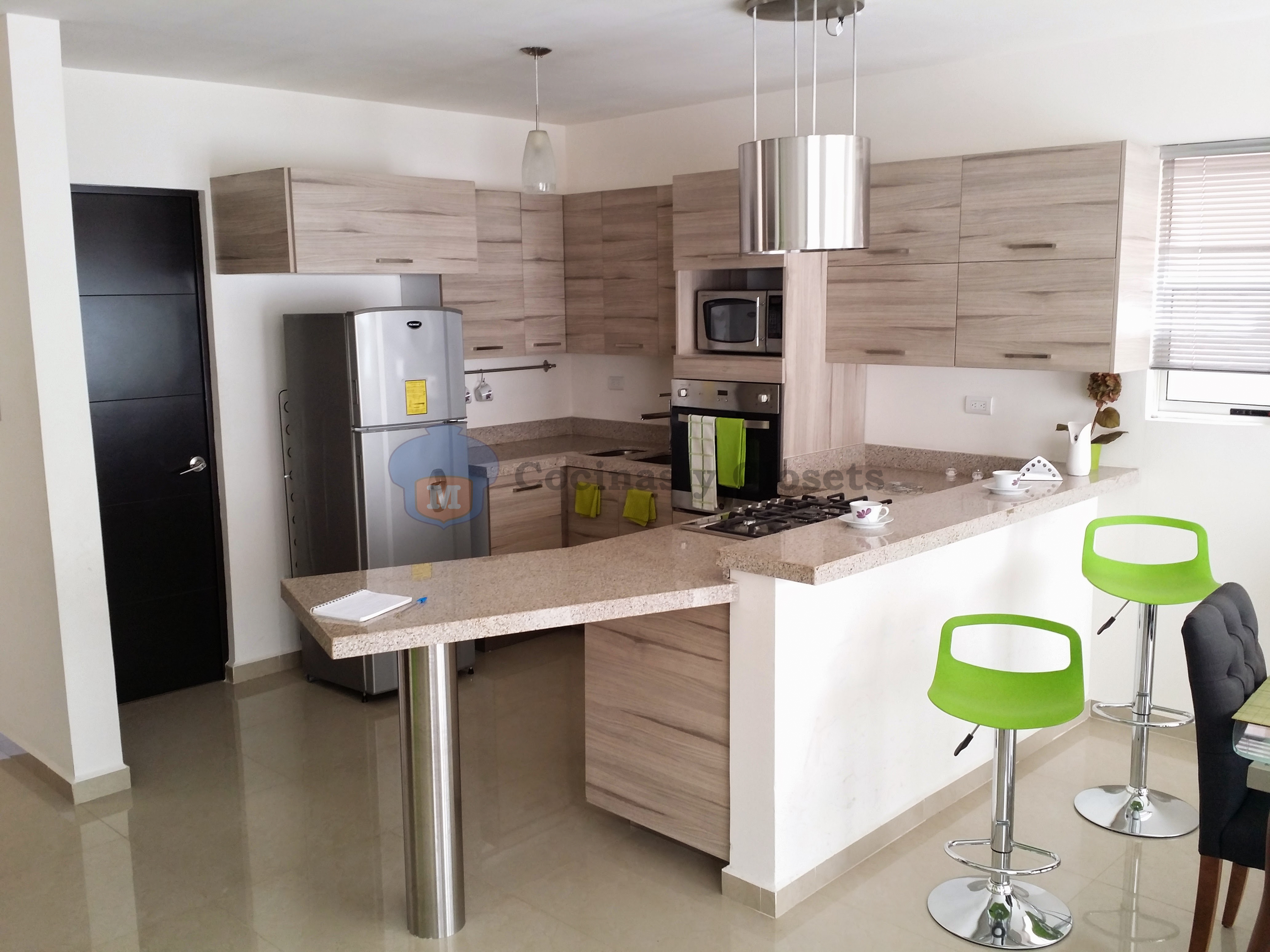 Cocina en L con cubierta Formica con barra — foto 4