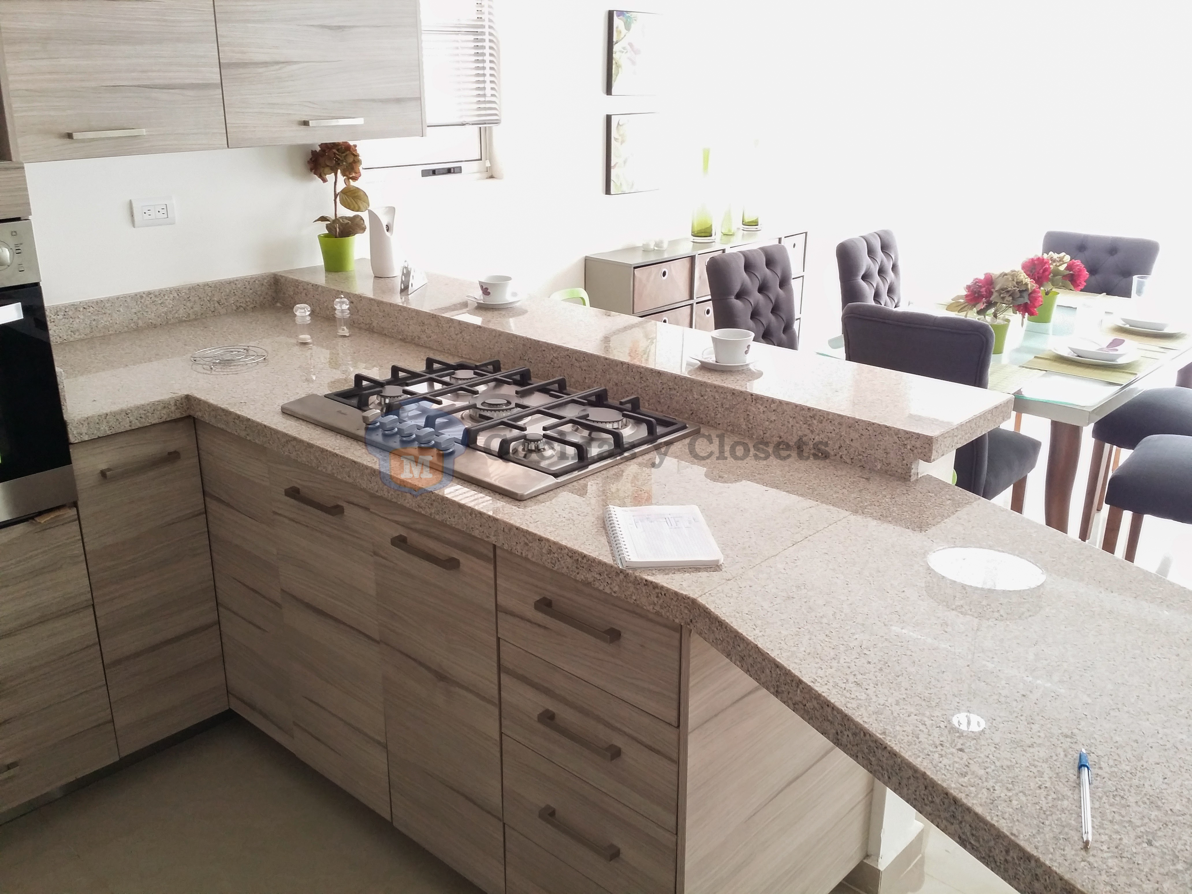 Cocina en L con cubierta Formica con barra — foto 2