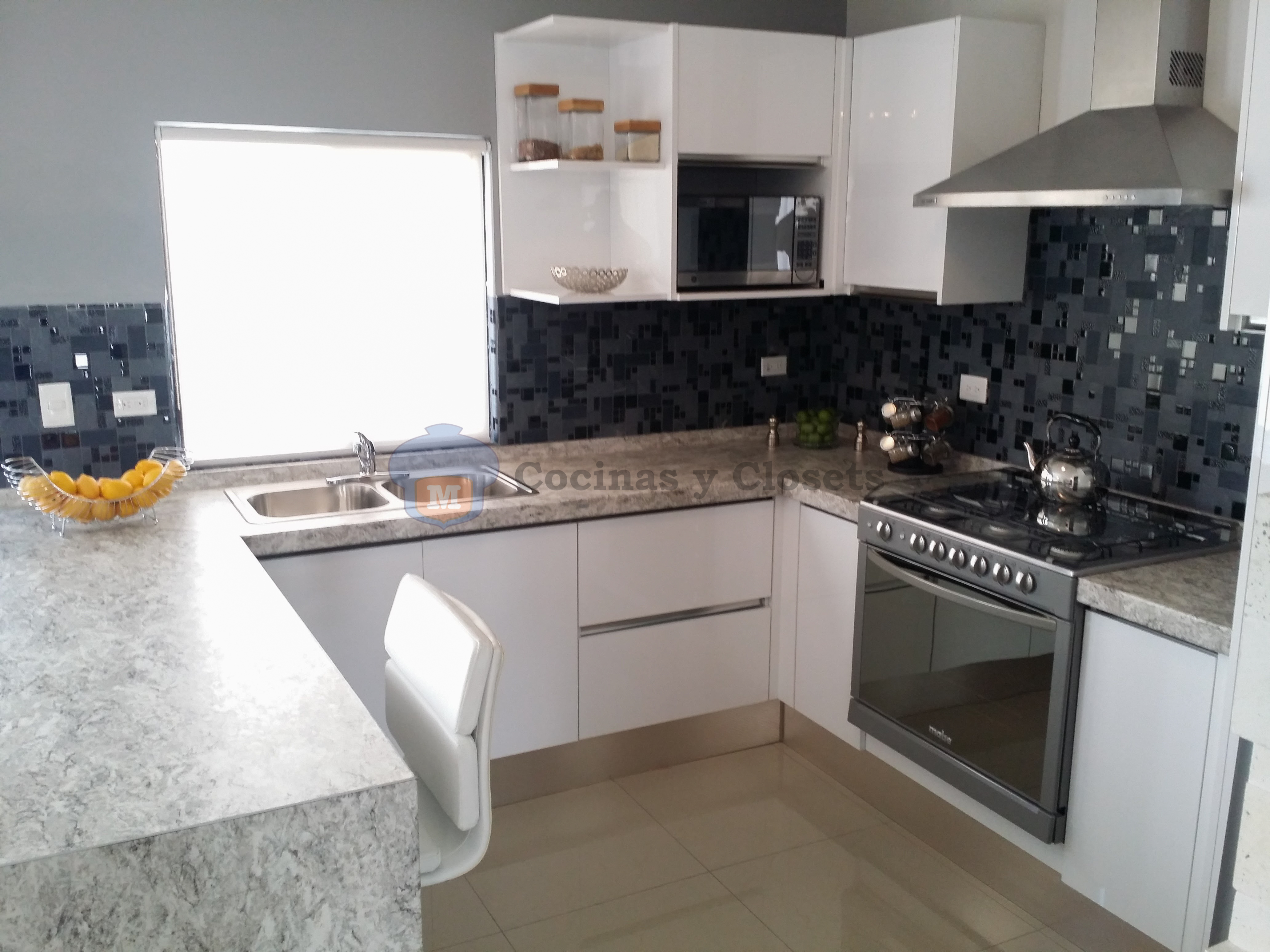 Cocina en L con cubierta en Formica — foto 4