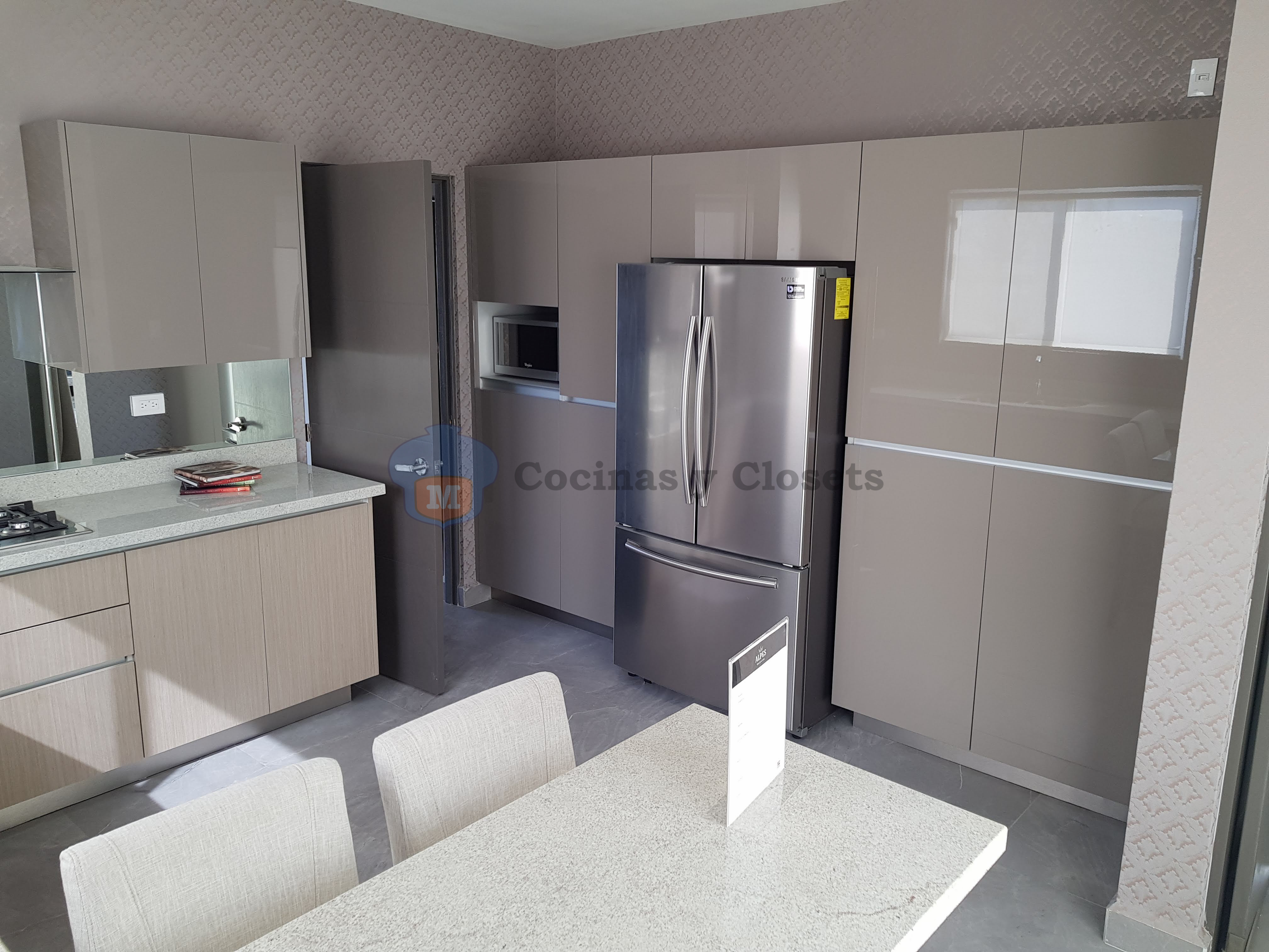 Cocina en L con cubierta en Formica — foto 2