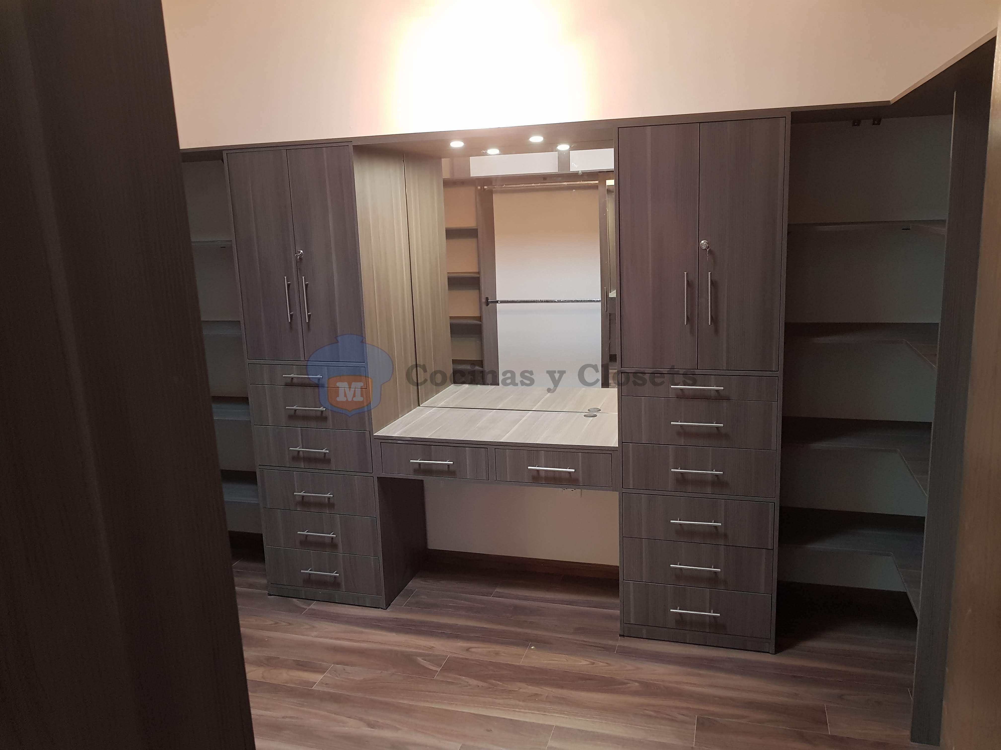 Cocina en U con cubierta en Corian con barra — foto 3