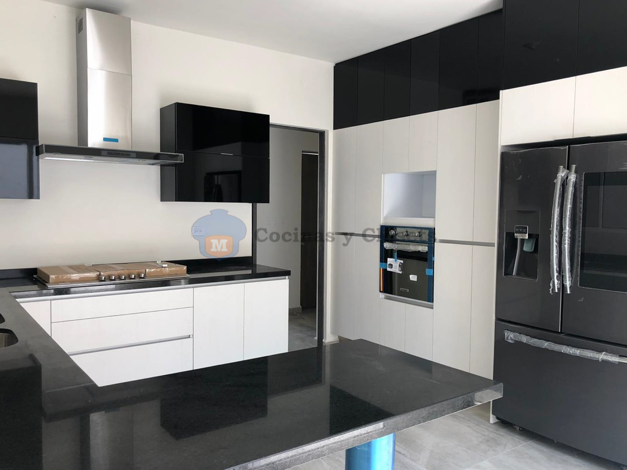 Cocina en U con cubierta en Corian con barra — foto 2